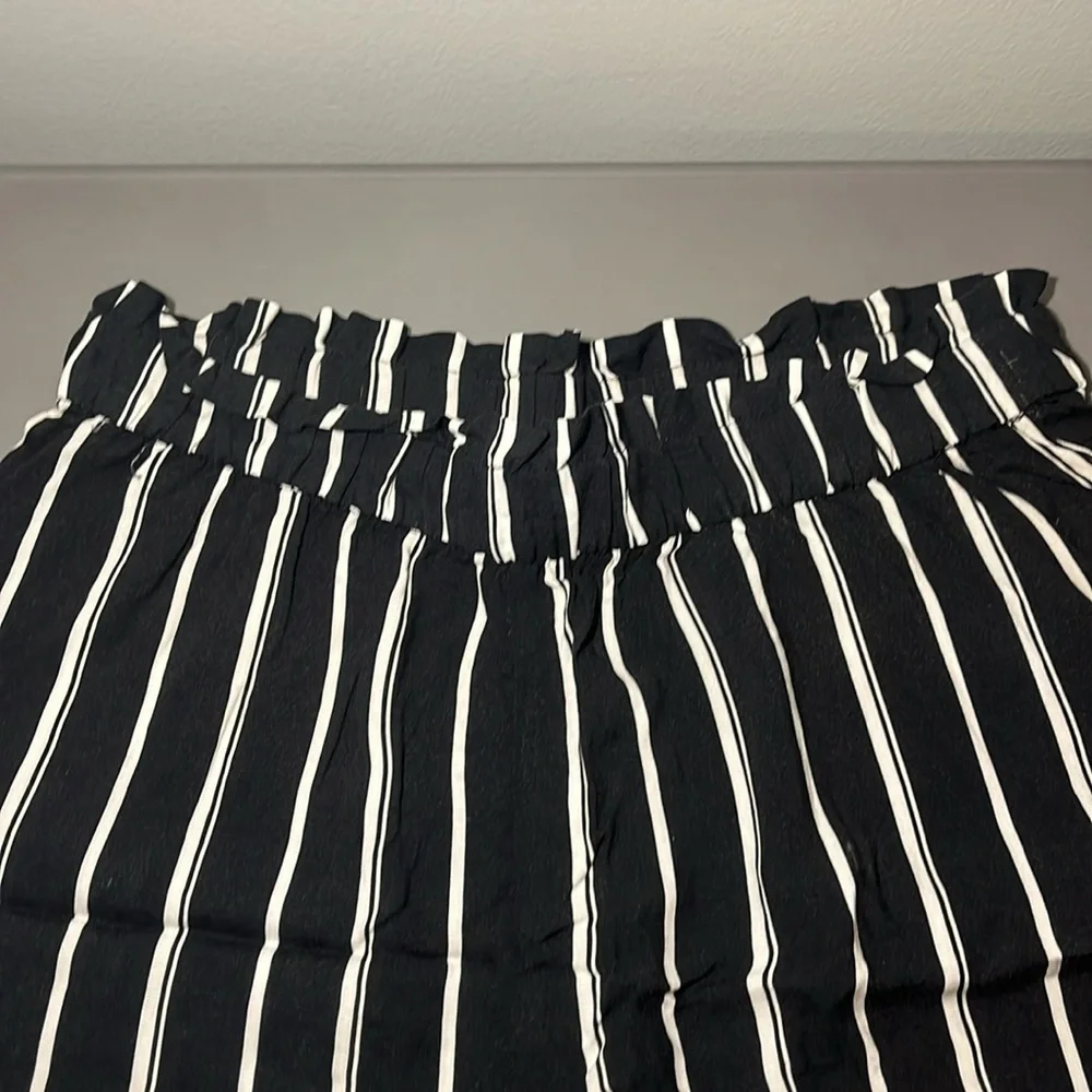 H&M Shorts - Picture 2 of 3